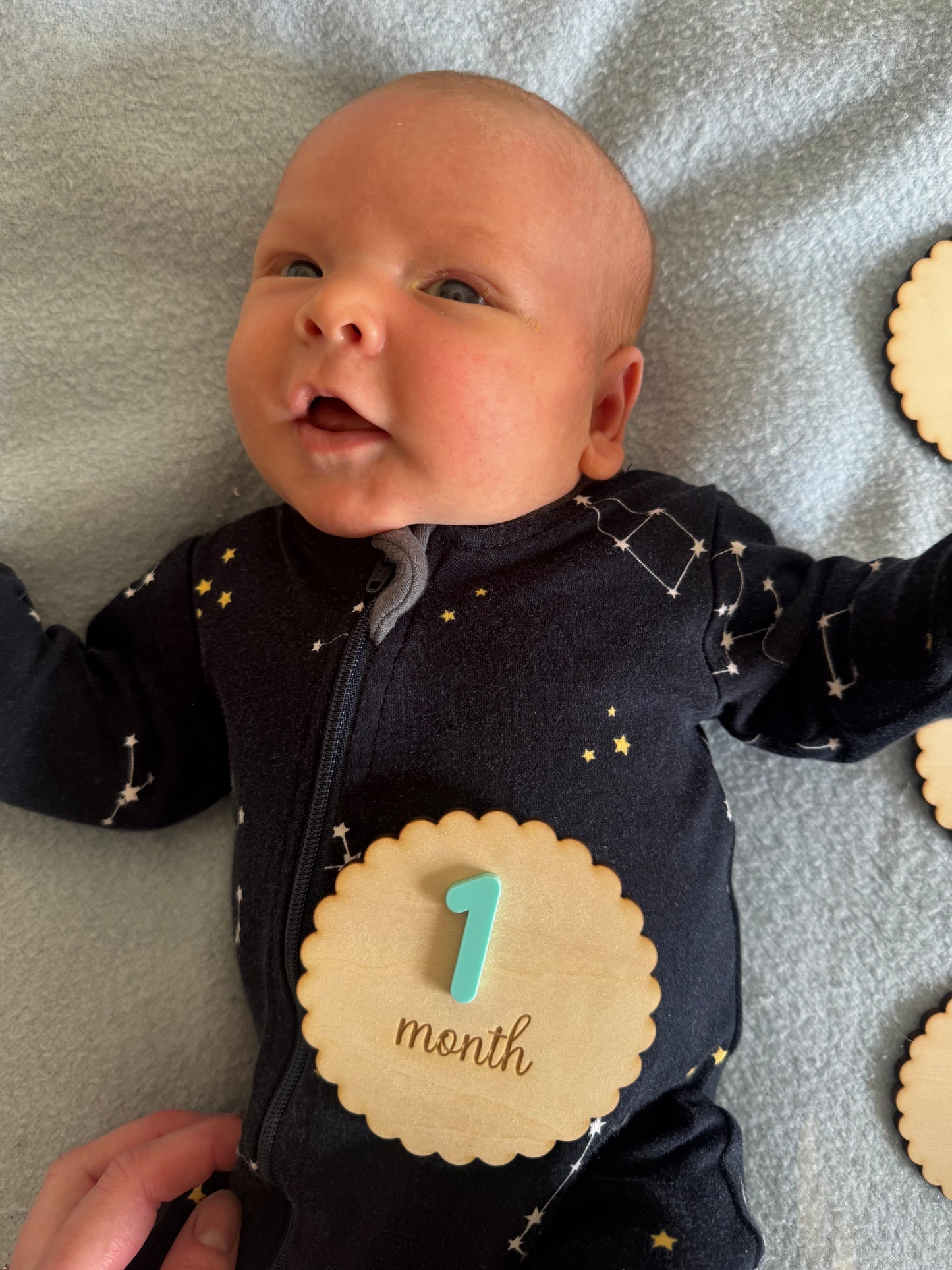 Scalloped monthly milestone discs
