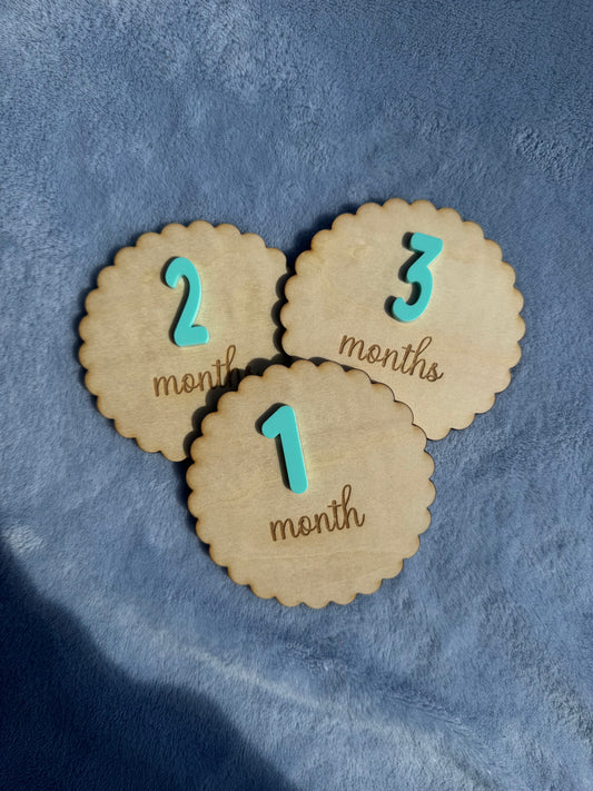 Scalloped monthly milestone discs